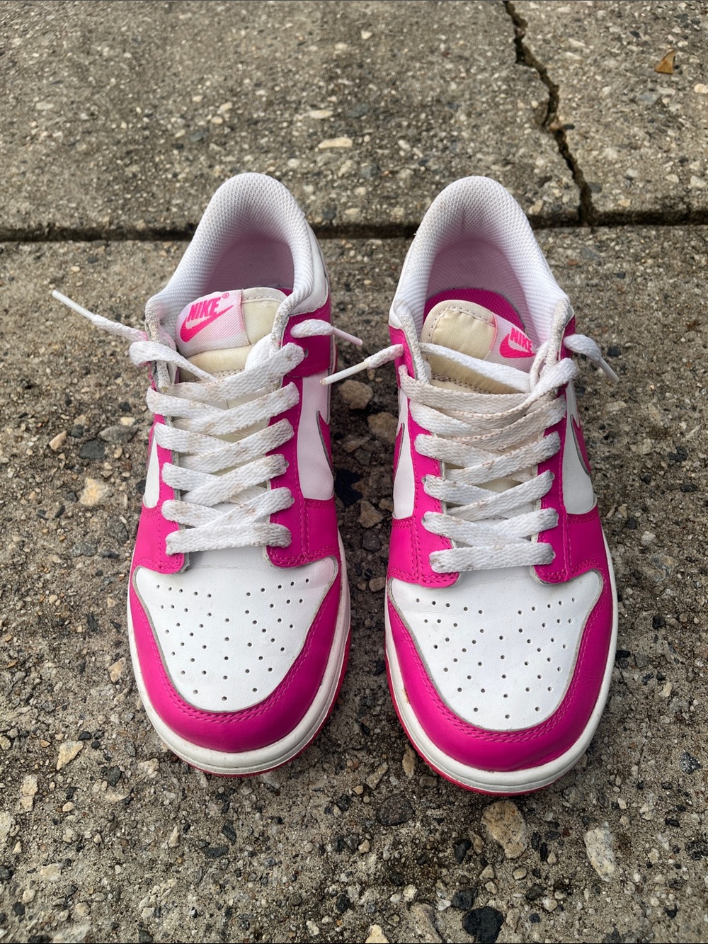 Nike Kids Low-Top Sneakers in White and Bright Pink